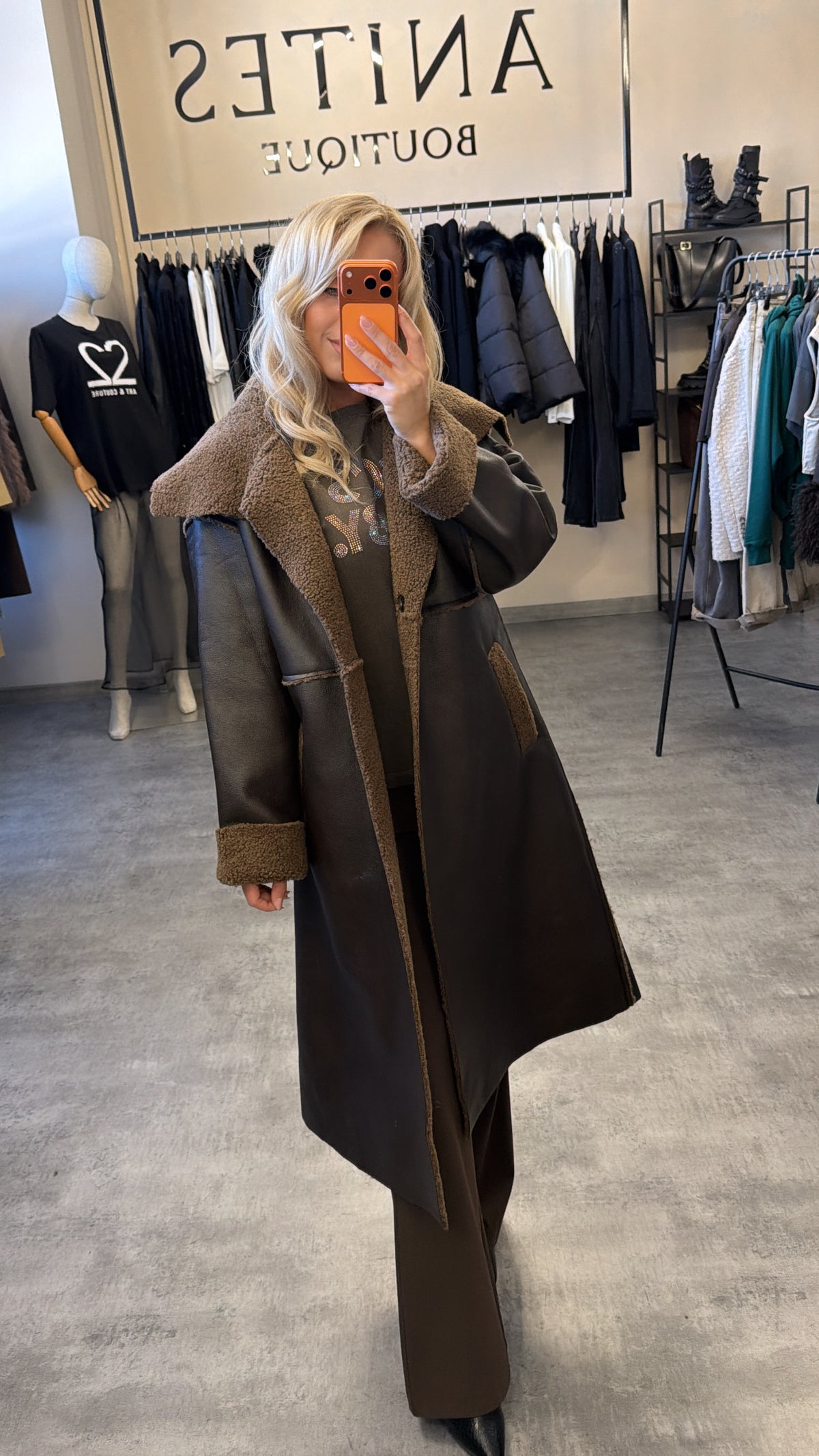 Długi płaszcz z ekokożucha oversize w ciemnym brązie
